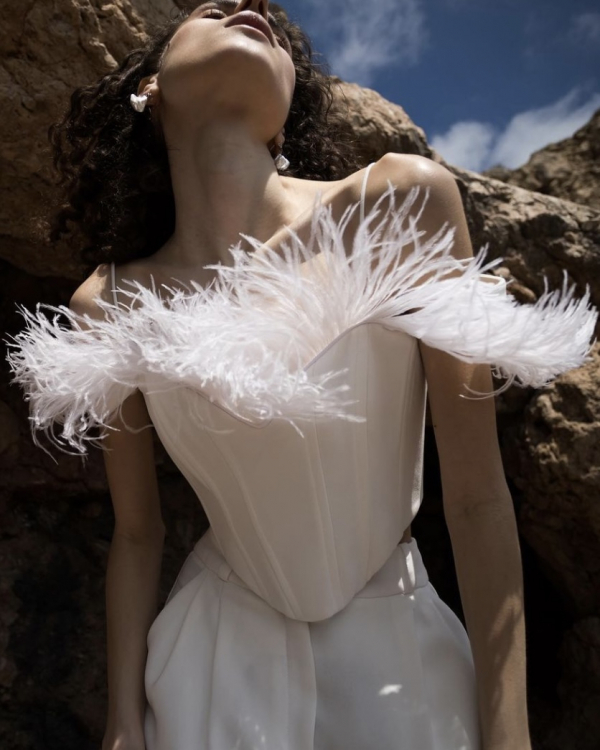 Где искать идеальный белый корсет?