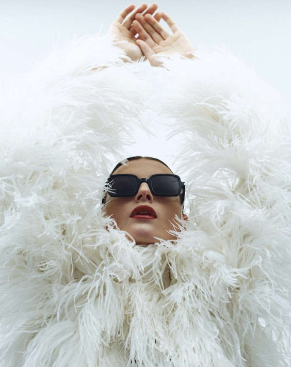 Акцент на перья: смелые образы для невесты