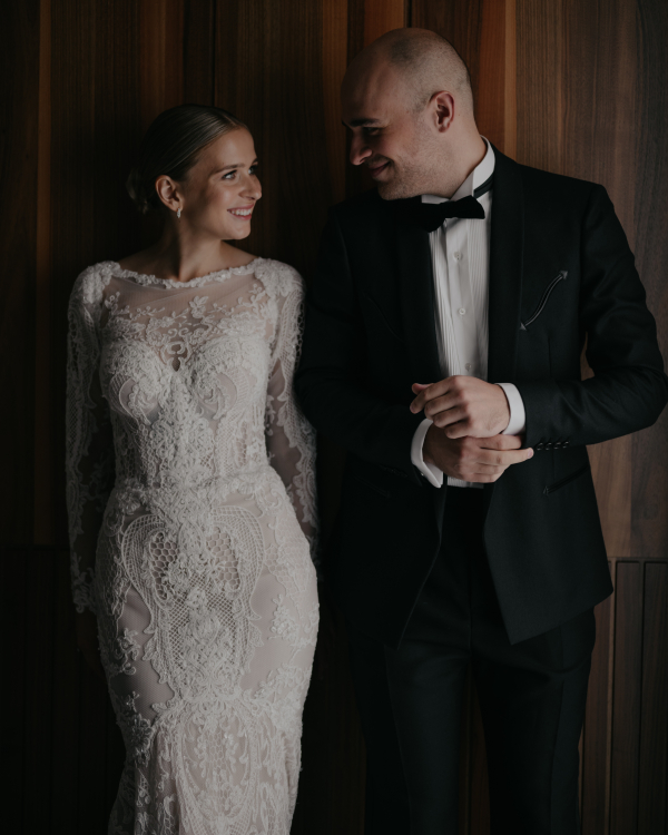 Классическая свадебная история с цветочным оформлением