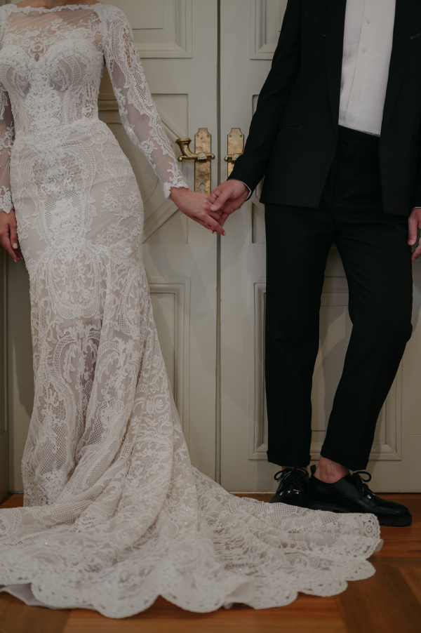 Классическая свадебная история с цветочным оформлением