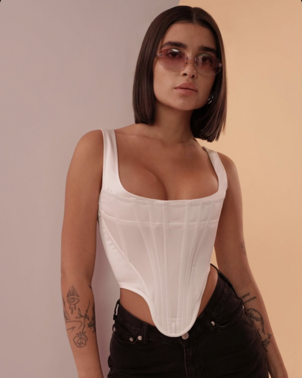 Где искать идеальный белый корсет?