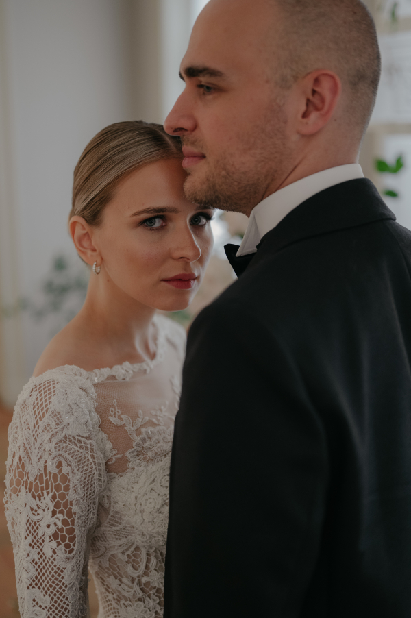 Классическая свадебная история с цветочным оформлением