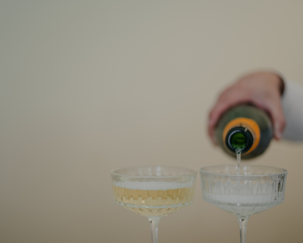 Классическая свадебная история с цветочным оформлением