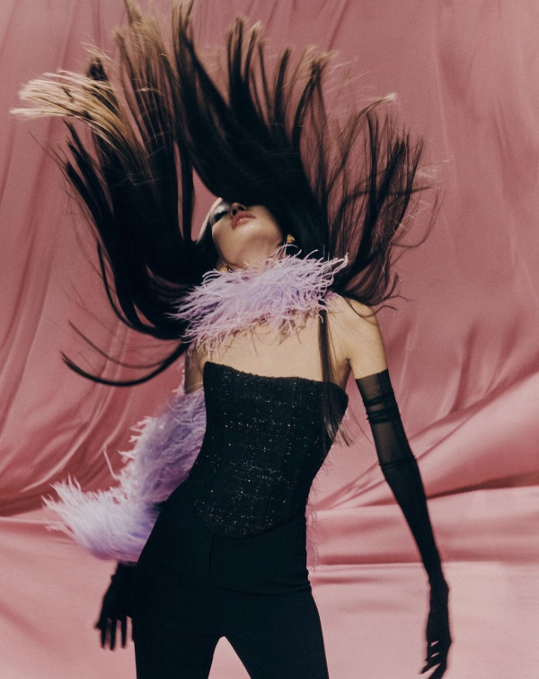 Акцент на перья: смелые образы для невесты