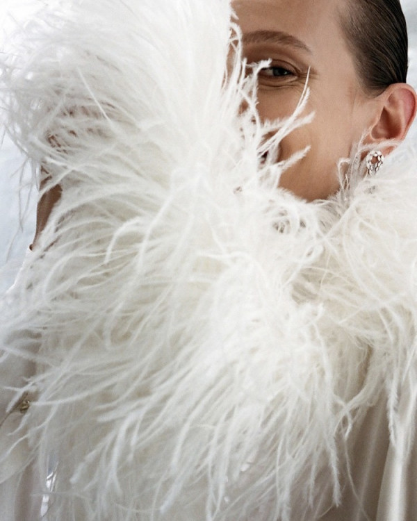 Акцент на перья: смелые образы для невесты