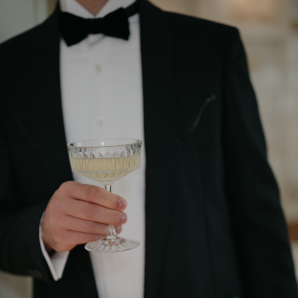 Классическая свадебная история с цветочным оформлением