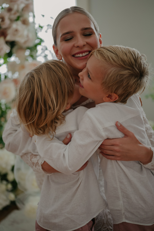 Классическая свадебная история с цветочным оформлением