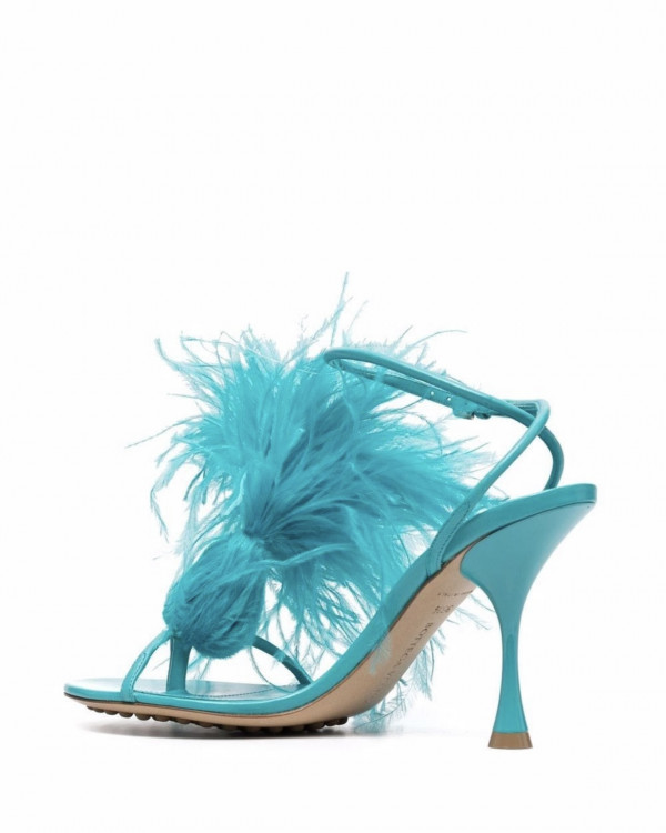 Акцент на перья: смелые образы для невесты