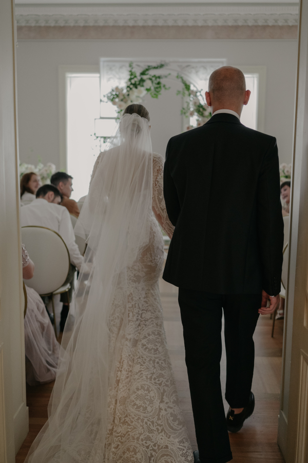 Классическая свадебная история с цветочным оформлением