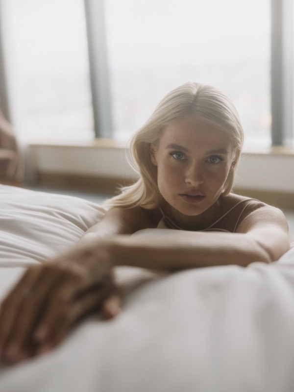 Свадебная съемка с синими акцентами в отеле