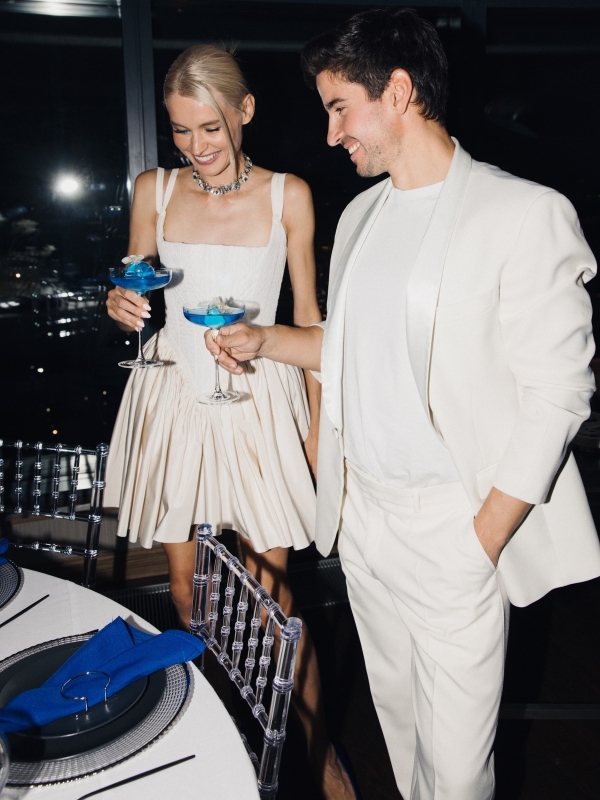 Свадебная съемка с синими акцентами в отеле