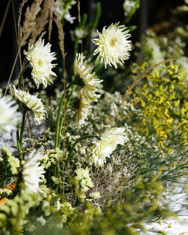Футуристичный свадебный декор с парящими цветами, сложной