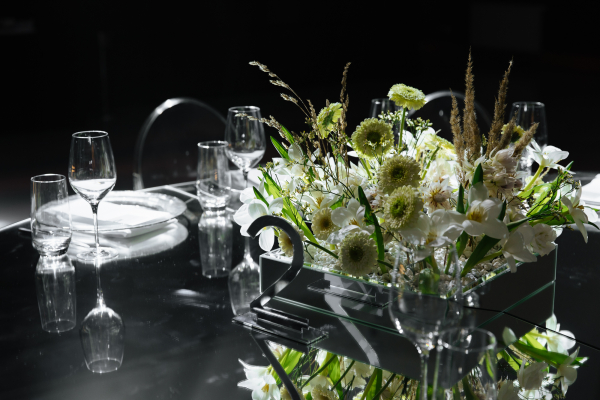 Футуристичный свадебный декор с парящими цветами, сложной