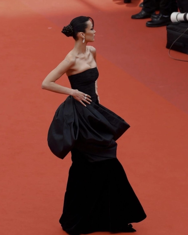 7 новогодних образов в духе Хейли Бибер,