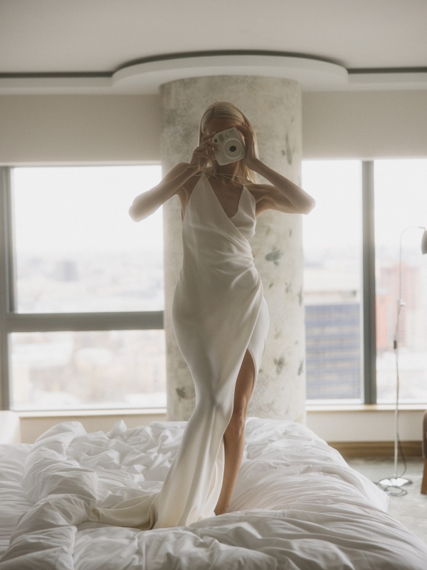 Свадебная съемка с синими акцентами в отеле