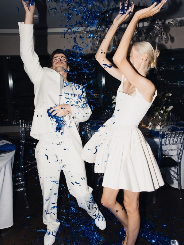 Свадебная съемка с синими акцентами в отеле