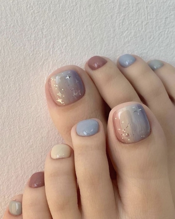 12 идей для новогоднего педикюра