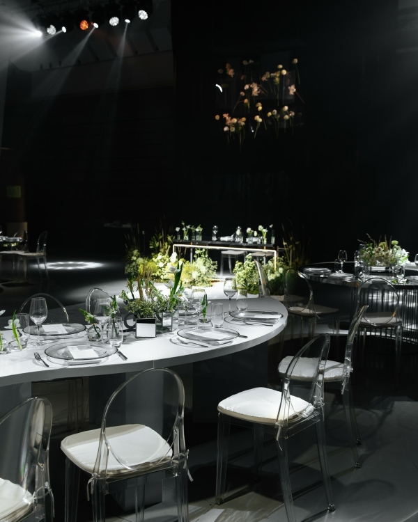 Футуристичный свадебный декор с парящими цветами, сложной