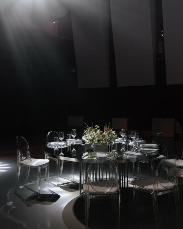 Футуристичный свадебный декор с парящими цветами, сложной