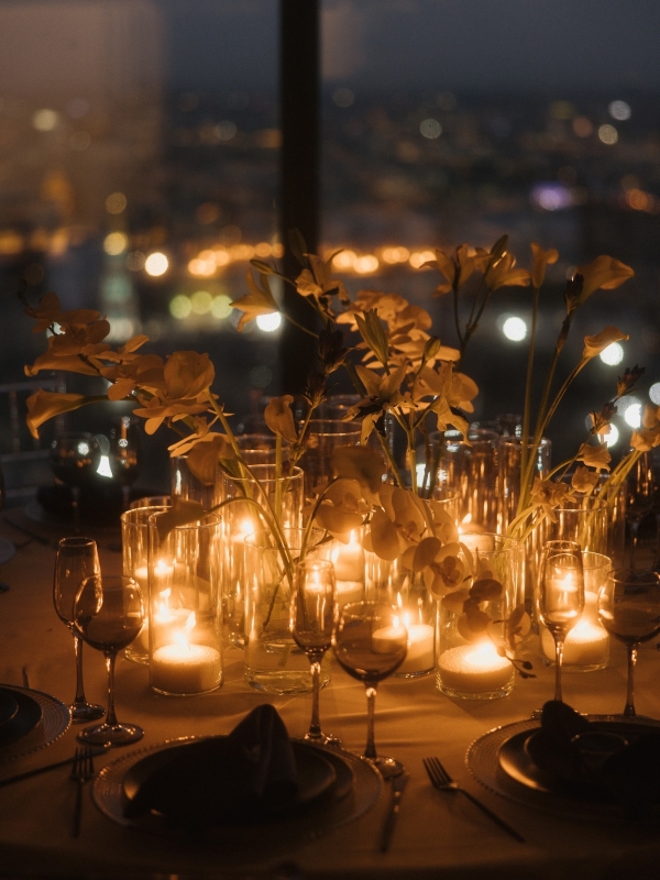 Свадебная съемка с синими акцентами в отеле