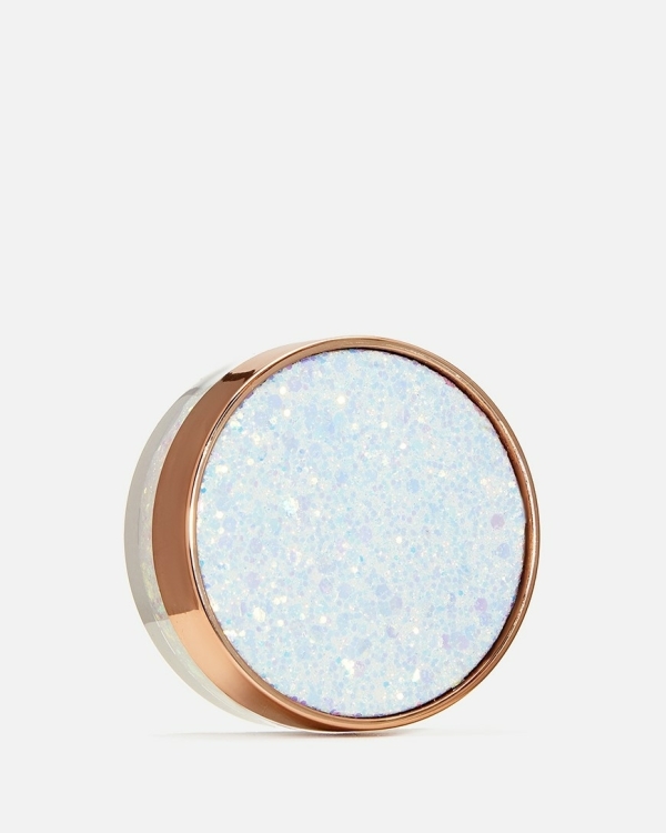 Просто блестяще: бьюти-средства для сияющего макияжа