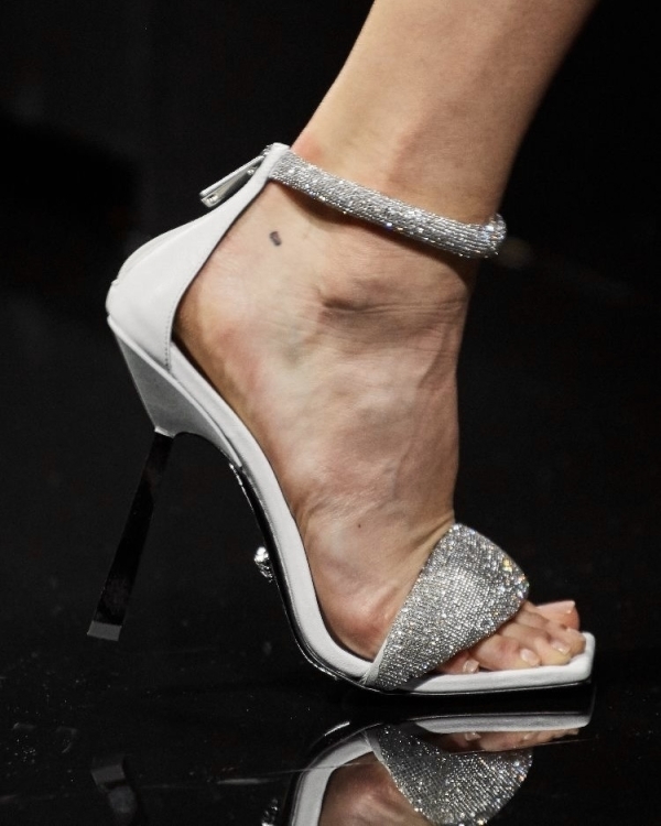 Подборка недели: блестящая обувь для образа невесты