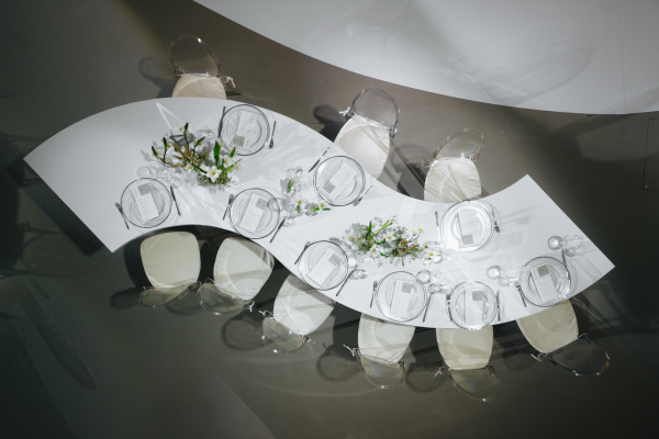 Футуристичный свадебный декор с парящими цветами, сложной