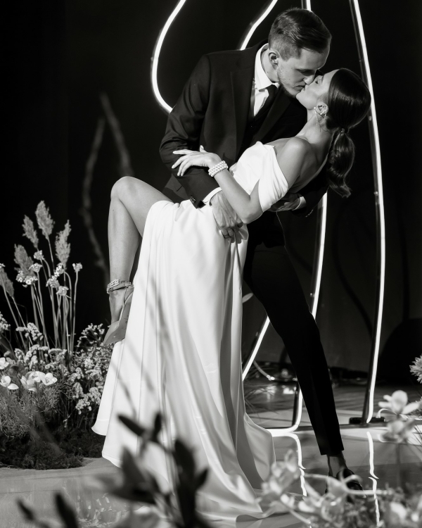 Футуристичный свадебный декор с парящими цветами, сложной