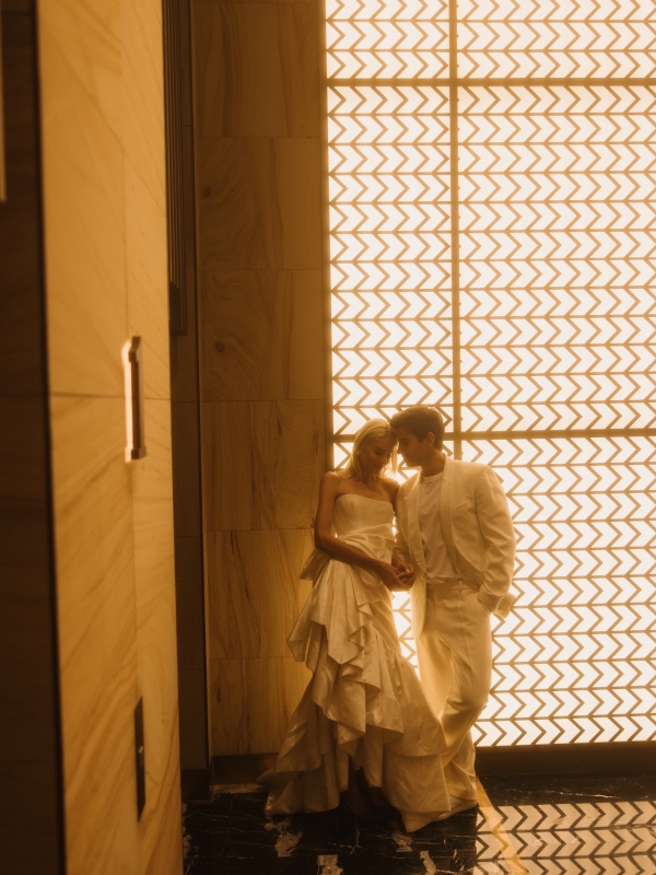 Свадебная съемка с синими акцентами в отеле