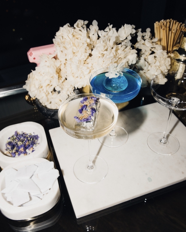 Свадебная съемка с синими акцентами в отеле