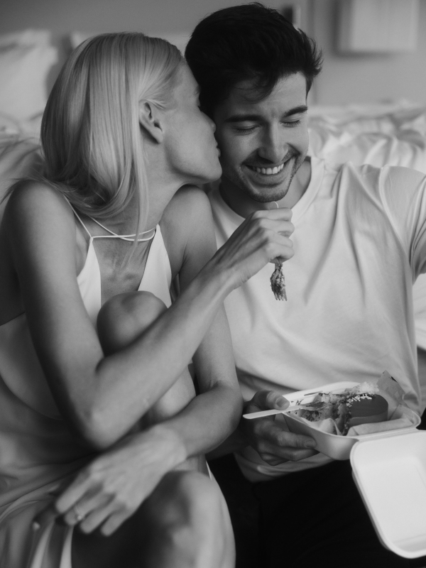 Свадебная съемка с синими акцентами в отеле