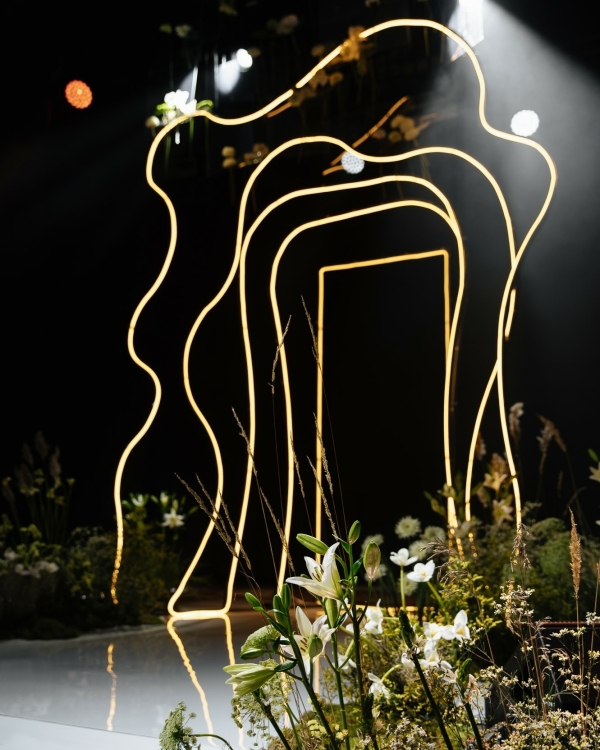 Футуристичный свадебный декор с парящими цветами, сложной