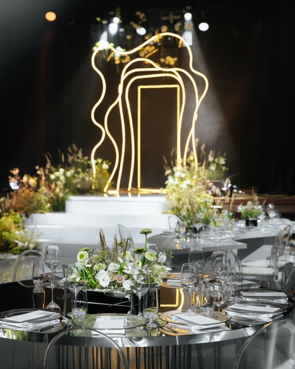 Футуристичный свадебный декор с парящими цветами, сложной