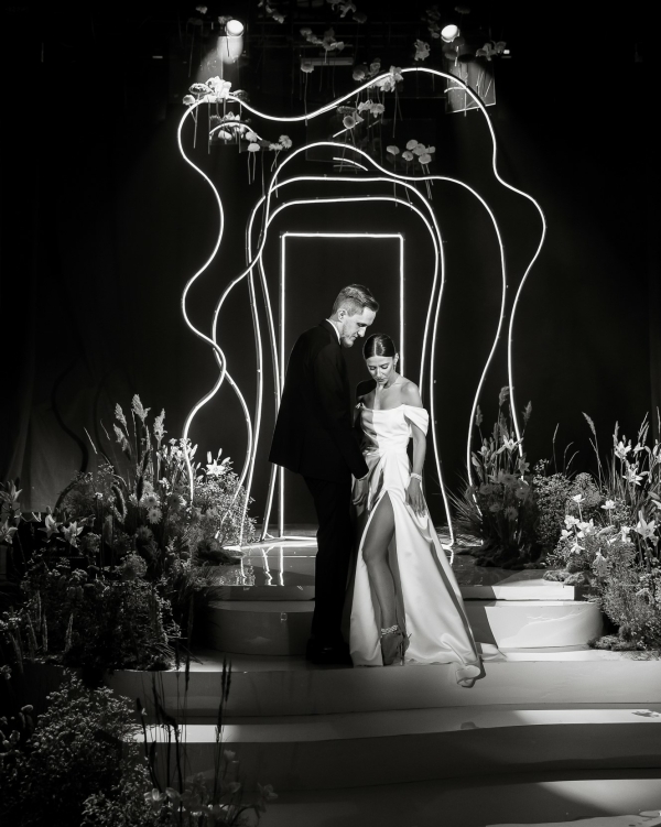 Футуристичный свадебный декор с парящими цветами, сложной