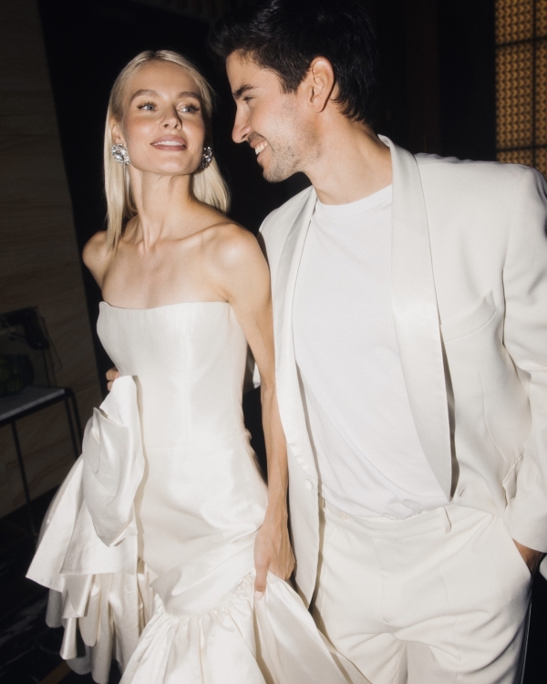 Свадебная съемка с синими акцентами в отеле