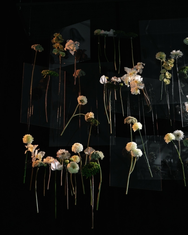 Футуристичный свадебный декор с парящими цветами, сложной