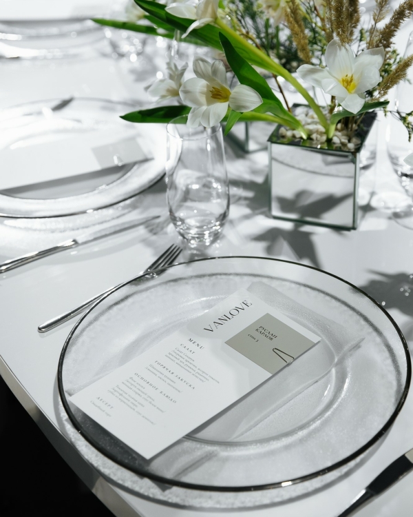 Футуристичный свадебный декор с парящими цветами, сложной