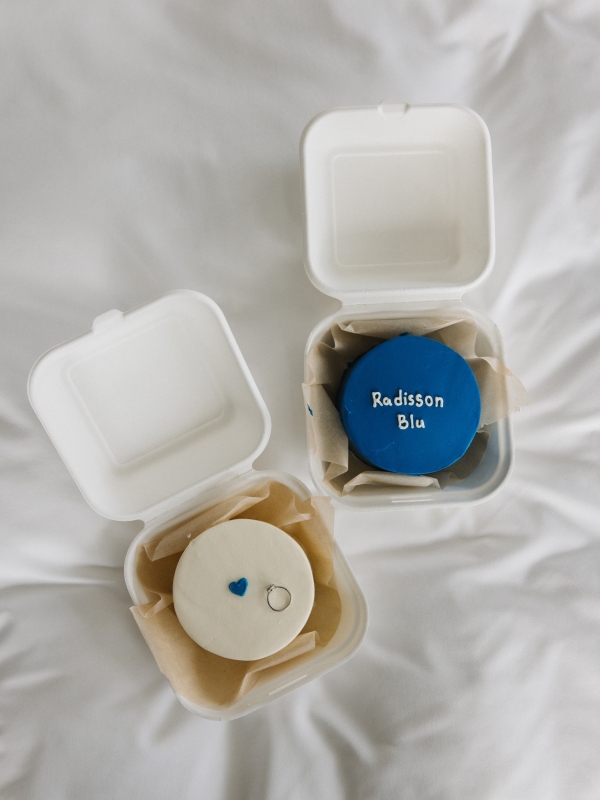 Свадебная съемка с синими акцентами в отеле