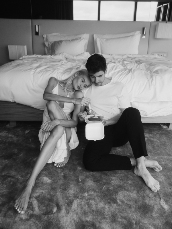 Свадебная съемка с синими акцентами в отеле