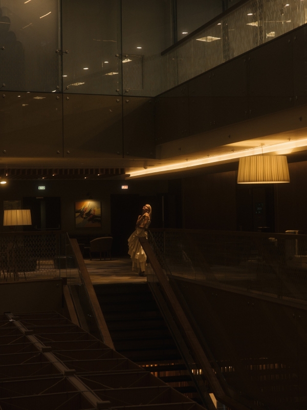 Свадебная съемка с синими акцентами в отеле