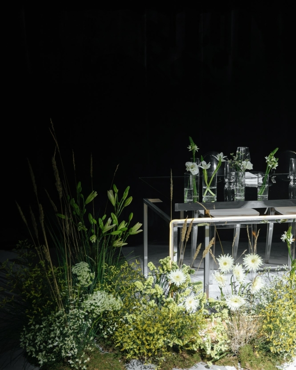 Футуристичный свадебный декор с парящими цветами, сложной