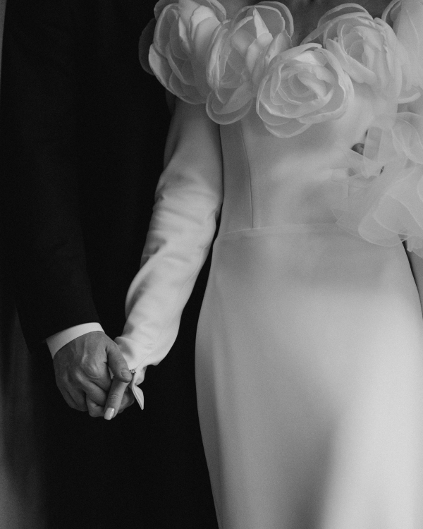 Кадры в духе VHS-кассеты родителей, песни под