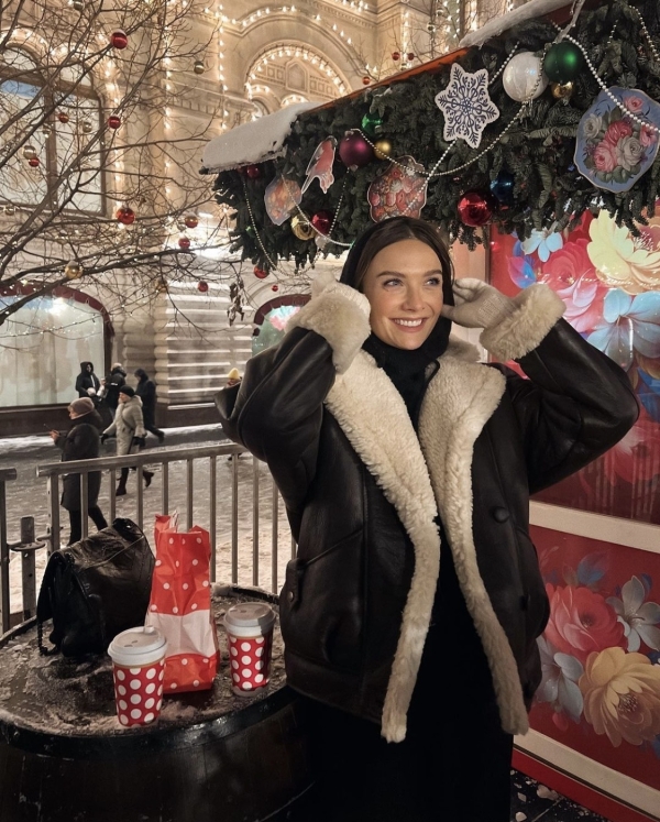 Еловый лес в Ресторане Lila, розовый свитер