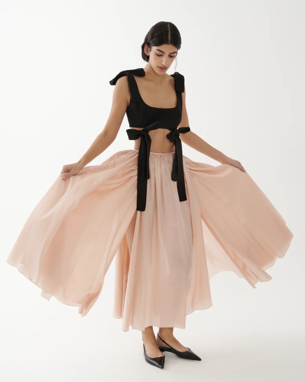 Платья-трансформеры, фантазийные детали и много блеска: что