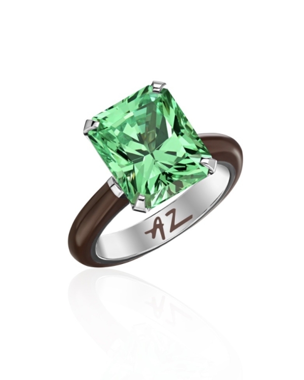 Помолвочное кольцо из несвадебной коллекции модного бренда?