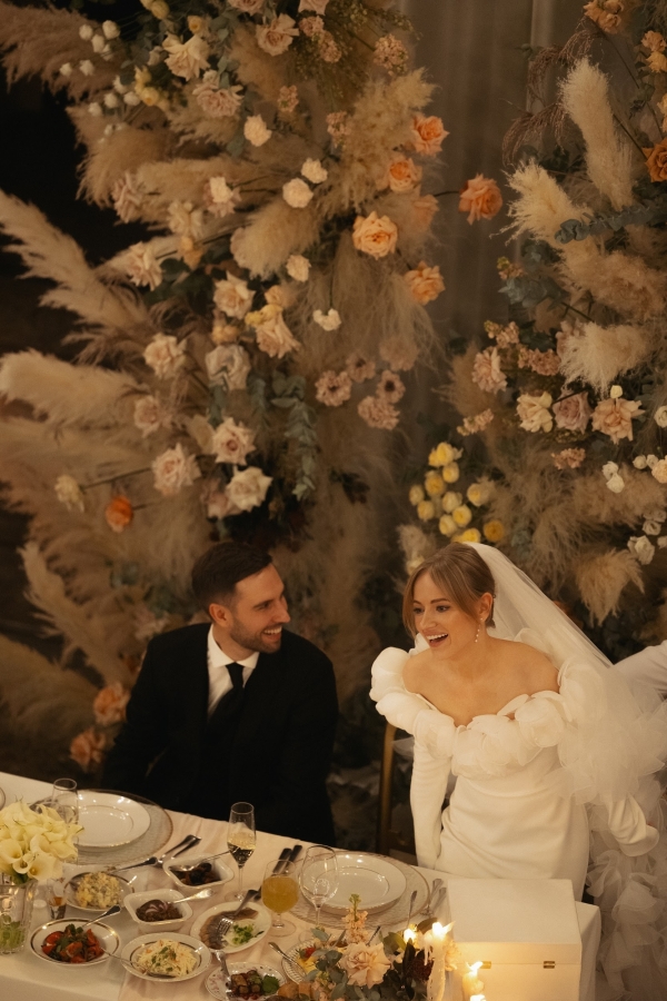 Кадры в духе VHS-кассеты родителей, песни под