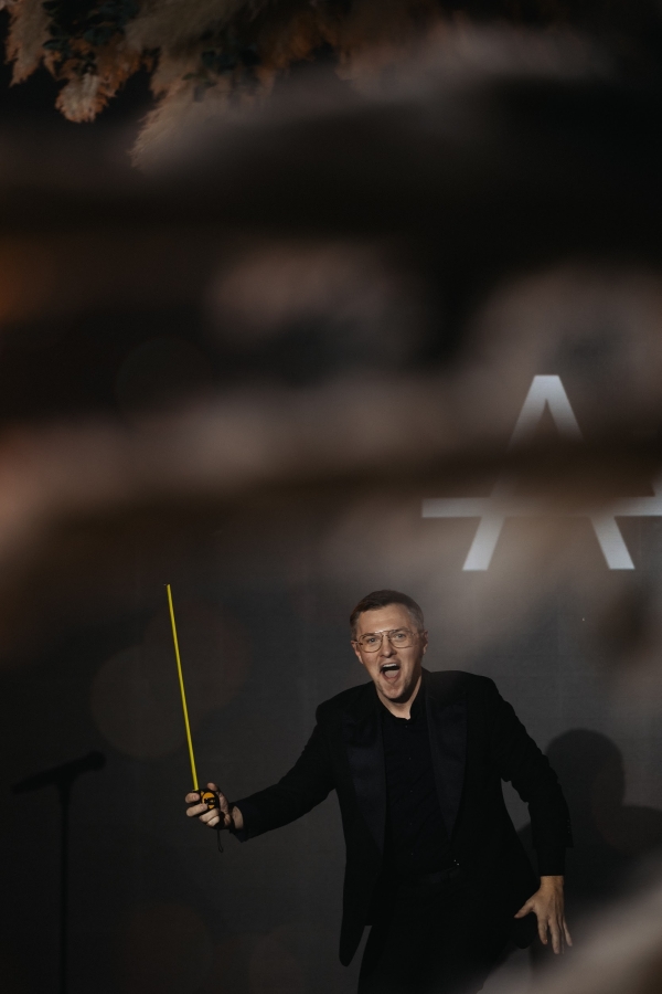 Кадры в духе VHS-кассеты родителей, песни под