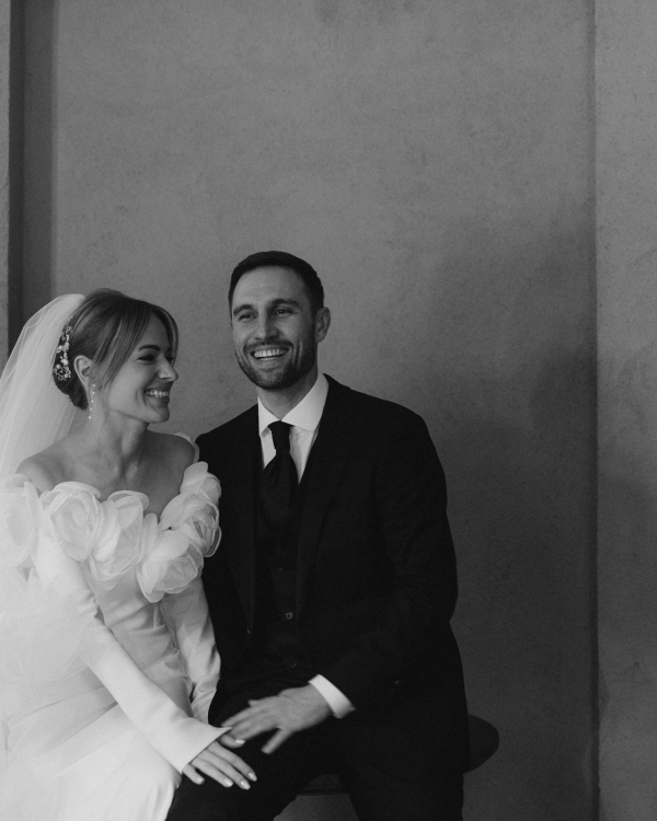 Кадры в духе VHS-кассеты родителей, песни под