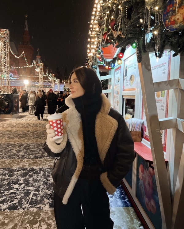 Еловый лес в Ресторане Lila, розовый свитер