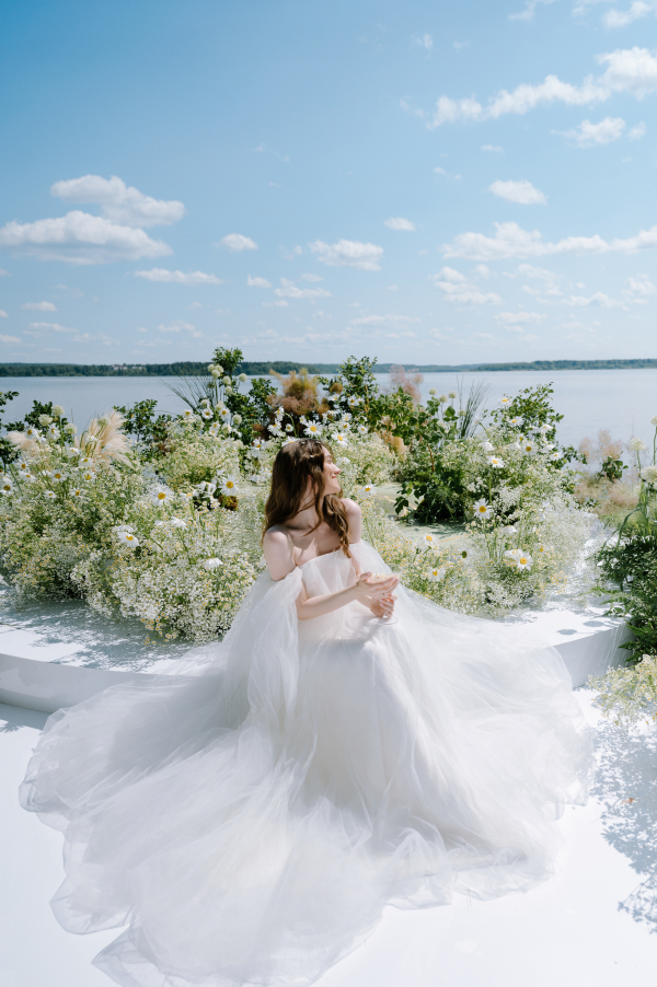 Привет, ромашки: церемония у воды, декор с